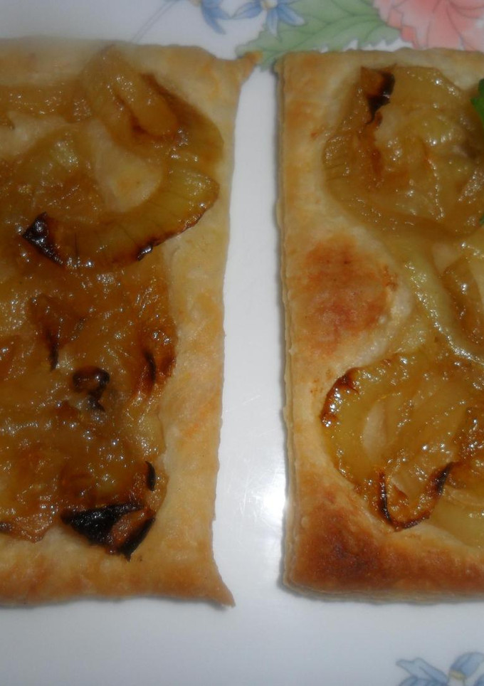 Una foto de Mini cocas hojaldradas con cebolla caramelizada