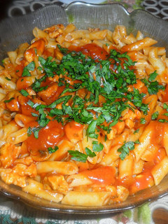 Una foto de Macarrones con pollo y champiñones al tomate