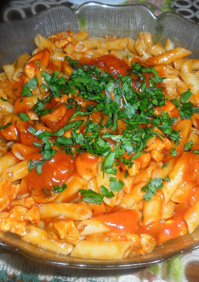 Una foto de Macarrones con pollo y champiñones al tomate