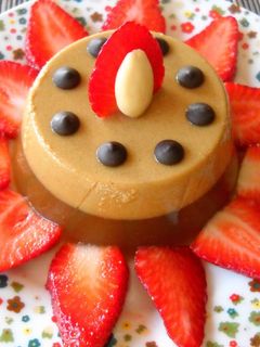 Una foto de Flan de café con fresas