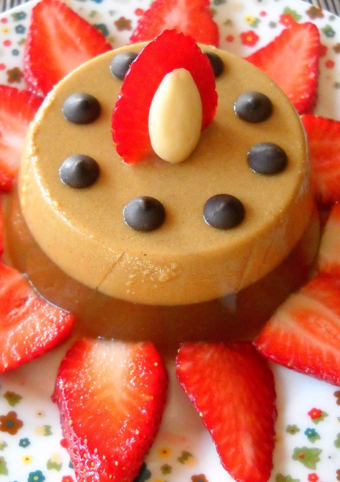 Una foto de Flan de café con fresas