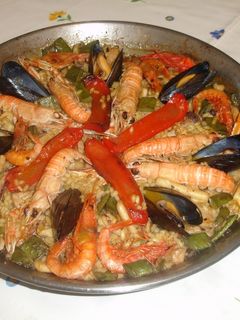Una foto de Paella de marisco