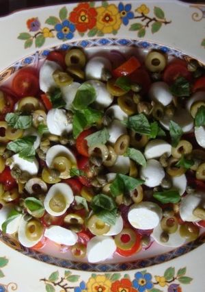 Una foto de Ensalada mediterránea con mozzarella