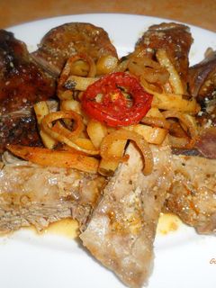 Una foto de Secreto de cerdo al ajo y limón con papas picantes