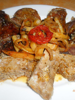 Una foto de Secreto de cerdo al ajo y limón con papas picantes