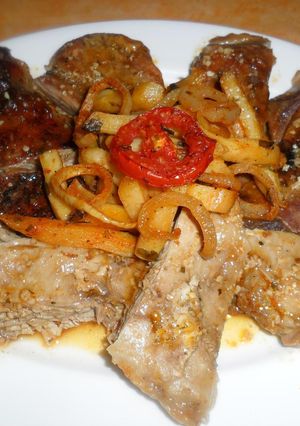 Una foto de Secreto de cerdo al ajo y limón con papas picantes