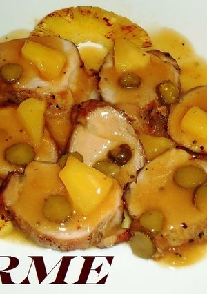 Una foto de Solomillo de cerdo asado con piña y vino dulce