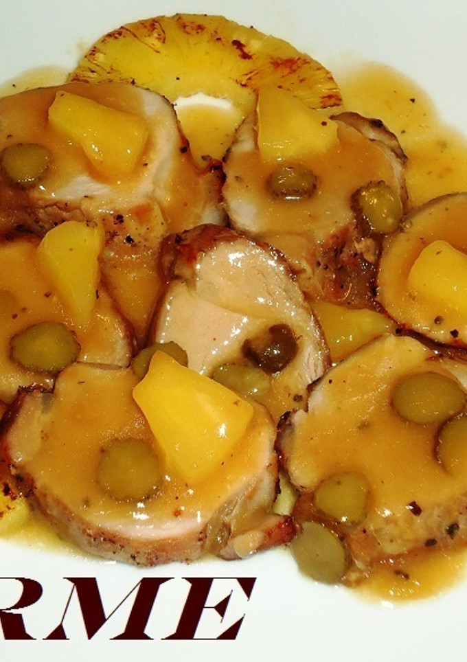 Una foto de Solomillo de cerdo asado con piña y vino dulce