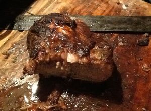 Una foto de Asado a la parrilla de bondiola de cerdo mechada