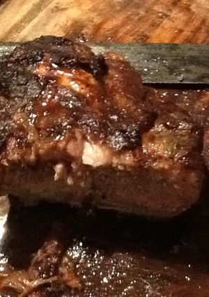 Una foto de Asado a la parrilla de bondiola de cerdo mechada