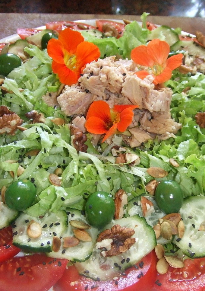 Una foto de Ensalada variada con semillas y nueces