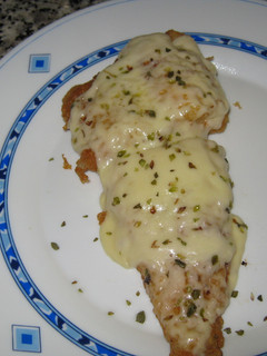 Una foto de Pescado empanado con queso