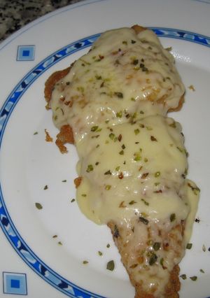 Una foto de Pescado empanado con queso