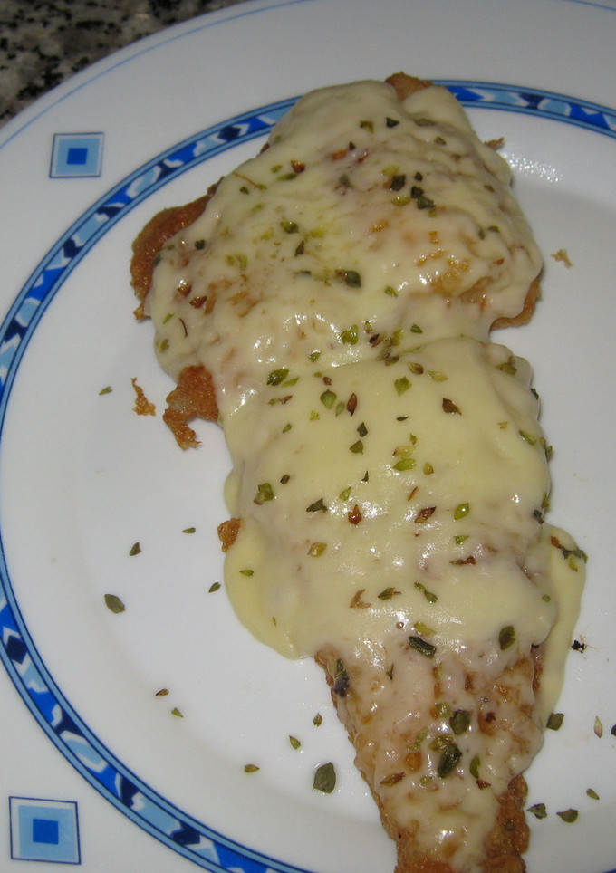 Una foto de Pescado empanado con queso