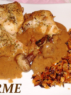 Una foto de Conejo en salsa de champiñones y arroz salvaje