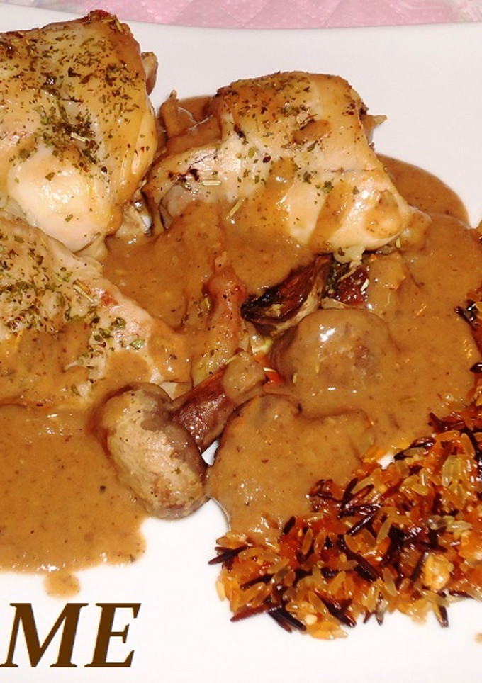 Una foto de Conejo en salsa de champiñones y arroz salvaje