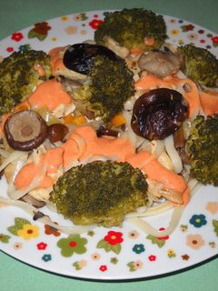 Una foto de Salteado de pollo con setas y brócoli