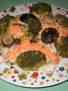 Una foto de Salteado de pollo con setas y brócoli