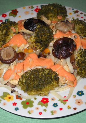 Una foto de Salteado de pollo con setas y brócoli
