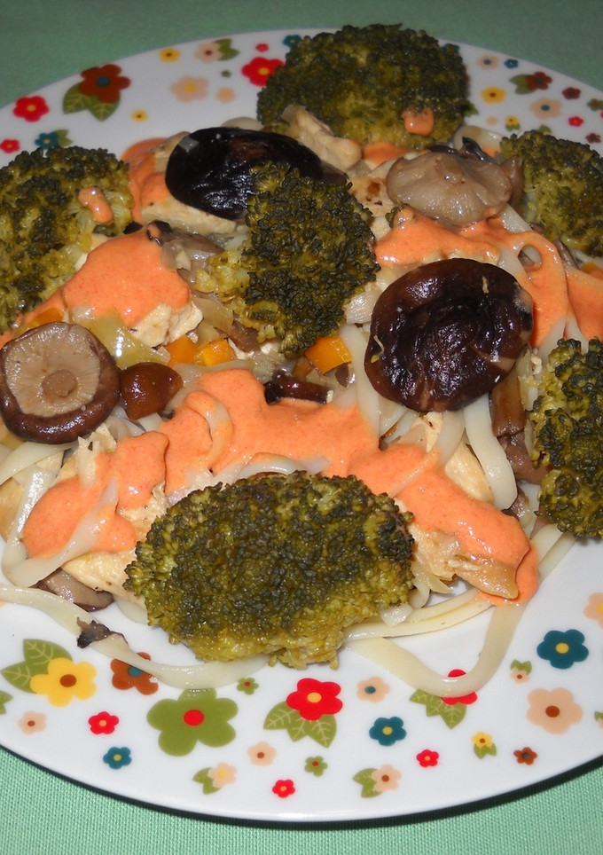 Una foto de Salteado de pollo con setas y brócoli