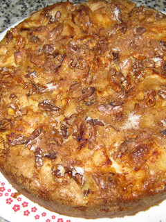 Una foto de Bizcocho con manzanas y nueces