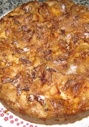 Una foto de Bizcocho con manzanas y nueces