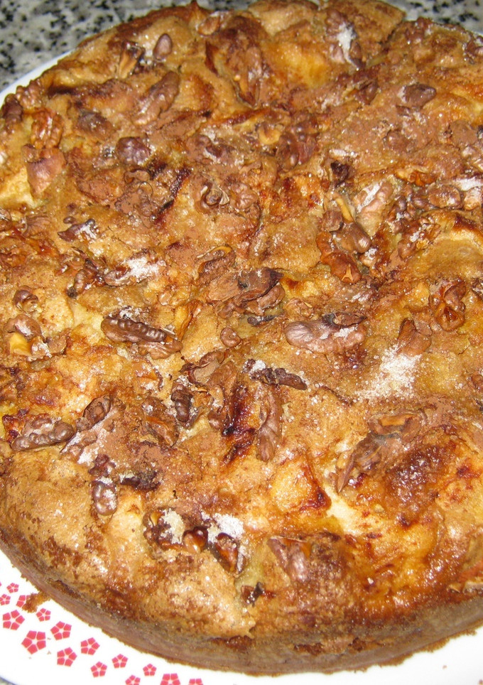 Una foto de Bizcocho con manzanas y nueces
