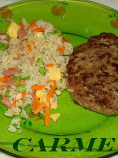 Una foto de Hamburguesa con salteado de arroz tres delicias