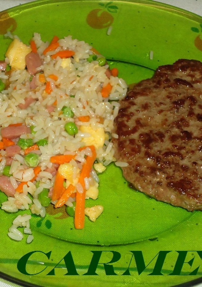 Una foto de Hamburguesa con salteado de arroz tres delicias