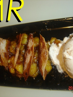 Una foto de Plátano caramelizado con crujiente de empanadillas