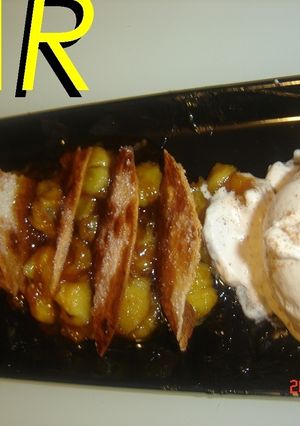 Una foto de Plátano caramelizado con crujiente de empanadillas