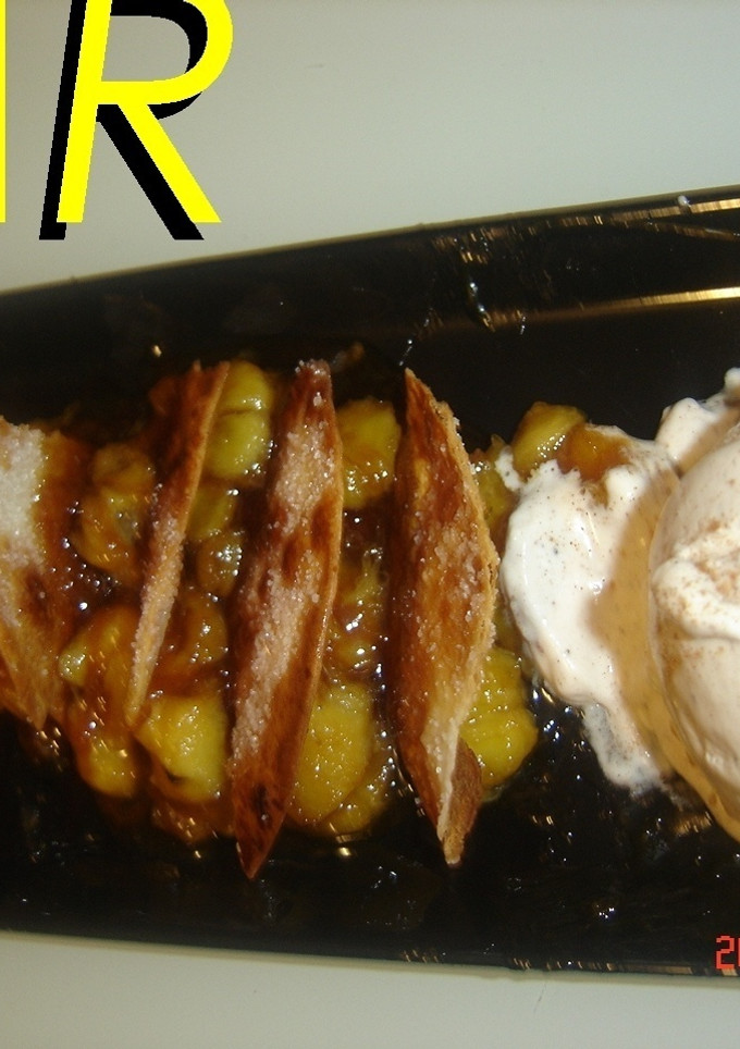 Una foto de Plátano caramelizado con crujiente de empanadillas