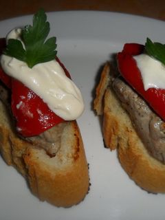 Una foto de Tostas de solomillo con morrón y alioli dulce