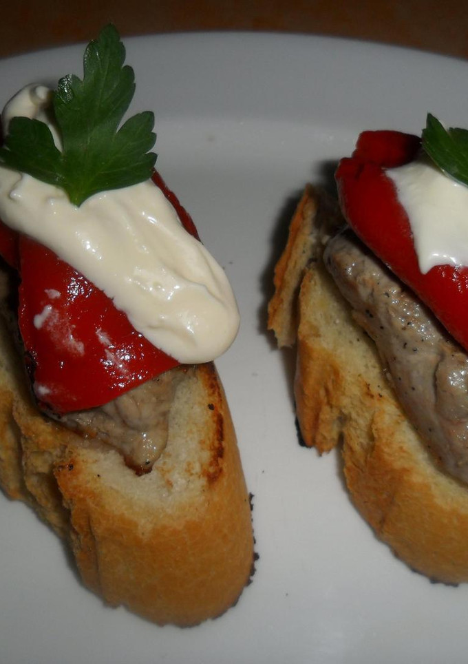 Una foto de Tostas de solomillo con morrón y alioli dulce