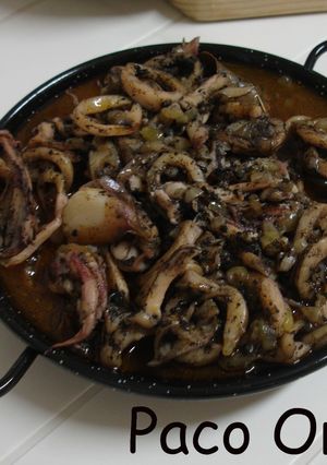 Una foto de Calamares en su tinta (lula em tinta)