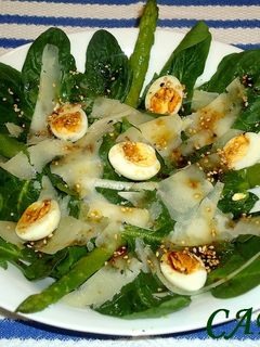 Una foto de Ensalada de espinacas y huevos de codorniz