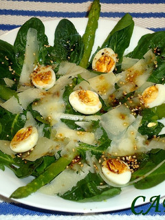 Una foto de Ensalada de espinacas y huevos de codorniz