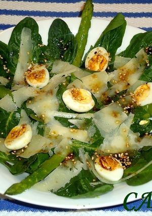 Una foto de Ensalada de espinacas y huevos de codorniz