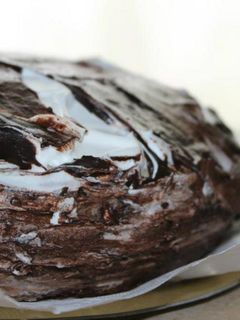 Una foto de Torta de chocolate negro y mousse de chocolate blanco
