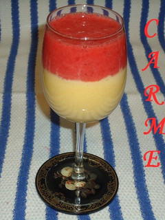 Una foto de Batido de melocotón y fresas en almibar