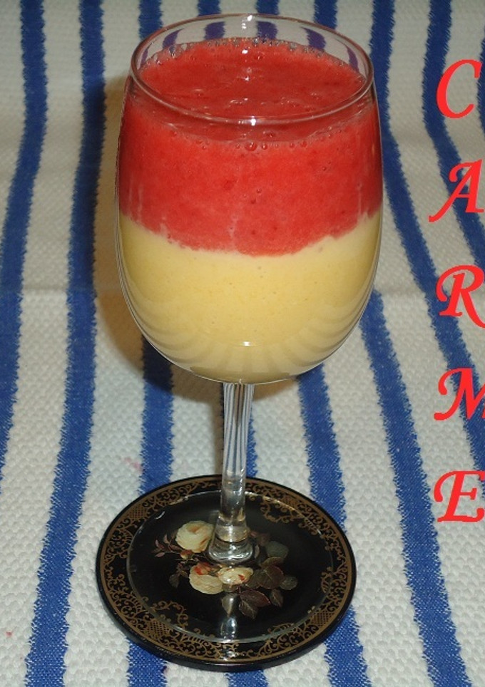 Una foto de Batido de melocotón y fresas en almibar