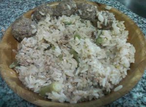 Una foto de Pelotitas de carne con arroz y atún