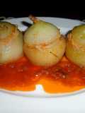 Cebollas rellenas con atún en salsa de tomate
