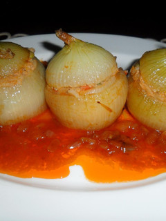 Una foto de Cebollas rellenas con atún en salsa de tomate