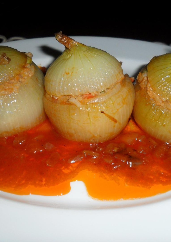 Una foto de Cebollas rellenas con atún en salsa de tomate