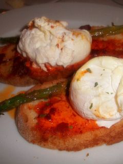 Una foto de Tostas de huevos mollet con pimentón