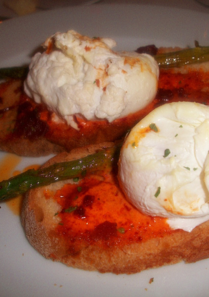 Una foto de Tostas de huevos mollet con pimentón