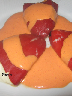 Una foto de Pimientos del piquillo rellenos de brandada de bacalao