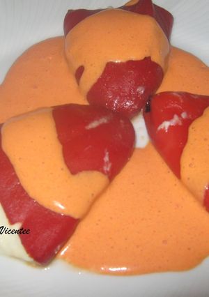Una foto de Pimientos del piquillo rellenos de brandada de bacalao