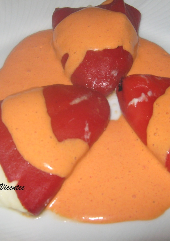 Una foto de Pimientos del piquillo rellenos de brandada de bacalao